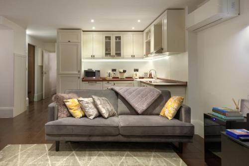 ロンドンにあるa2bstays Fitzrovia Suiteのリビングルーム(ソファ付)、キッチン