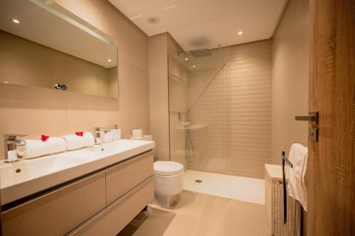 La salle de bains est pourvue d'un lavabo, de toilettes et d'une douche. dans l'établissement Apartment Botanic View, à Benahavís