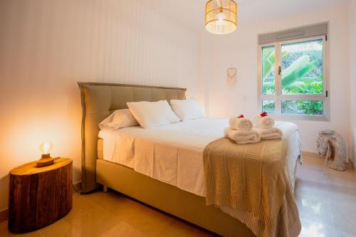 - une chambre avec un lit avec deux animaux rembourrés dans l'établissement Apartment Botanic View, à Benahavís