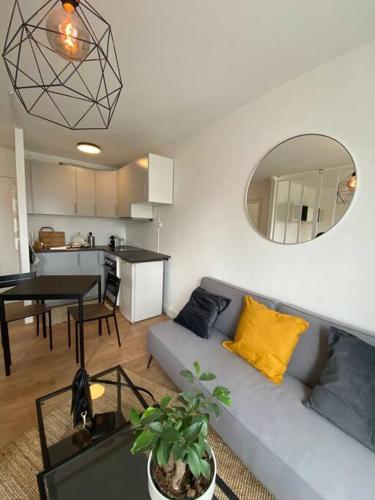 un salon avec un canapé et une salle à manger dans l'établissement Superbe Studio avec parking gratuit sur place, à Paray-Vieille-Poste