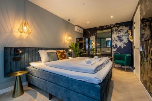a bedroom with a large bed in a room at Welcome in - Luxe vakantiewoningen nabij strand ZEEBRIES - Dishoek in Koudekerke