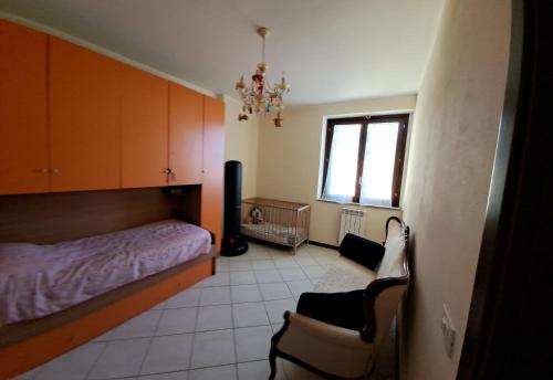 - une chambre avec un lit et une chaise dans l'établissement al 4e, à Montopoli in Val dʼArno