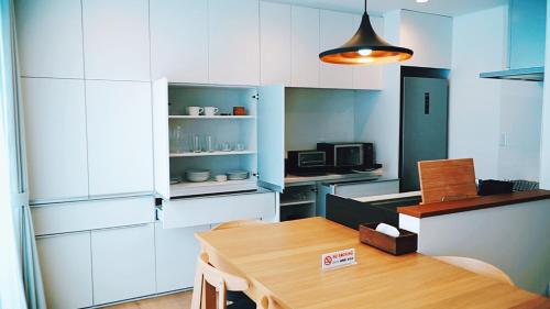 cocina con mesa de madera en una habitación en Niseko White Villas1, en Niseko