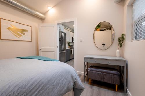 a bedroom with a bed and a mirror at Victoria's Lookout in London