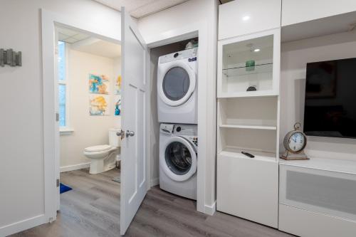 a laundry room with a washer and dryer at Victoria's Lookout in London