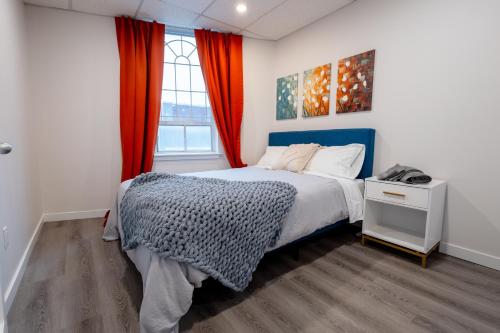 1 dormitorio con cama y ventana en Victoria's Lookout, en London