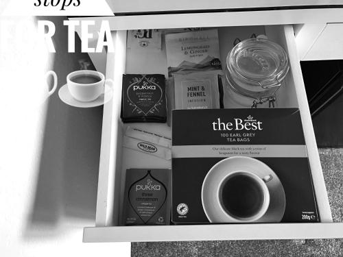 湯頓的住宿－Bindons，书架上放着一盒咖啡和一杯咖啡