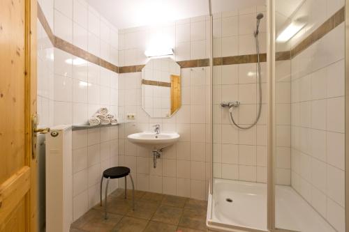 a bathroom with a sink and a shower at Maribell in Jabel