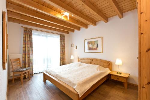 a bedroom with a large bed and a window at Maribell Appartement in Jabel