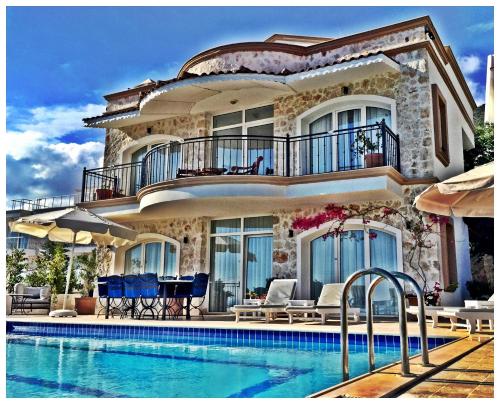 una casa con piscina delante en Villa Valo, en Kalkan