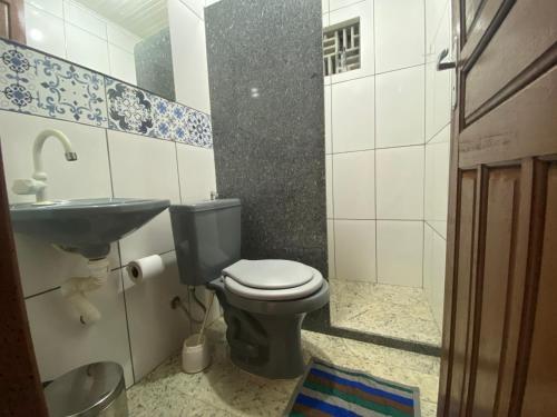 łazienka z toaletą i umywalką w obiekcie Ferrari Casa Nostra w mieście Santa Teresa