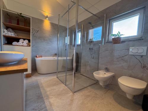 Ένα μπάνιο στο Chic Spacious Apartment Surrounded by Nature Near Opatija