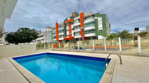un hotel con piscina frente a un edificio en Cobertura Praia dos Ingleses, en Florianópolis