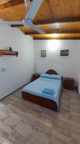 1 dormitorio con 1 cama con techo de madera en La Familia en Posadas