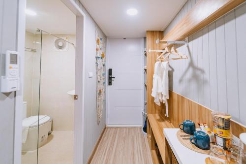 La salle de bains est pourvue de toilettes et d'un lavabo. dans l'établissement Sea Sand See Sky Beach Front Resort, à Phuket