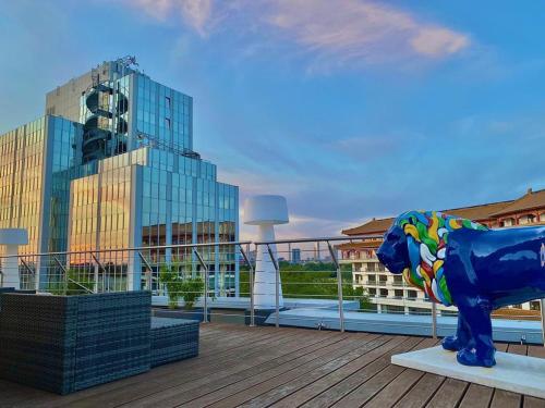 a blue cow statue sitting on top of a deck at Paragon Apartments in Frankfurt/Main
