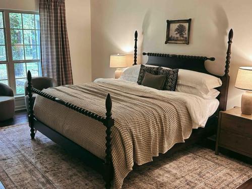 Säng eller sängar i ett rum på Texarkana Luxury 4BR Home on Bringle Lake Trail