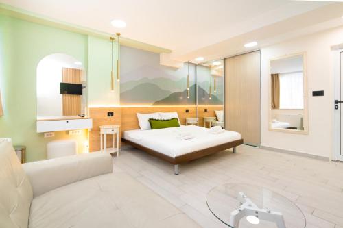 Sala de estar con cama y mesa en 7 Hills Suites en Podgorica