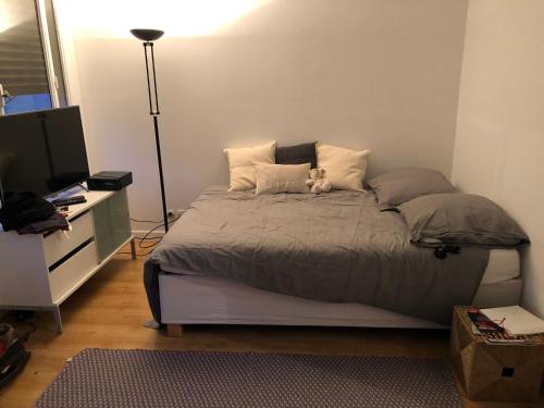 - une chambre avec un lit doté d'un ours en peluche dans l'établissement Ideal studio for 2 in Neuilly Paris, à Neuilly-sur-Seine