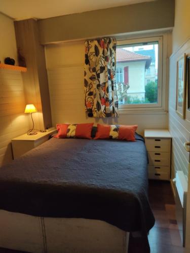 um quarto com uma cama grande e uma janela em Biarritz St Charles 300 m grande plage 4 nuits minimum em Biarritz