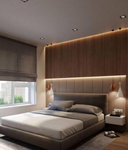 Un dormitorio con una cama grande y una ventana en Kingson Hotel, en Dar es Salaam