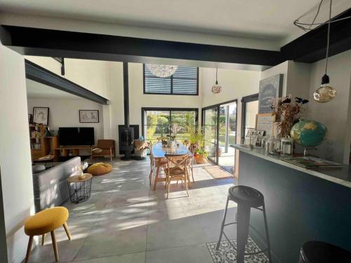 Photo de la galerie de l'établissement MAGNIFIQUE VILLA D’ARCHITECTE avec piscine, à Saint-Laurent-dʼAigouze