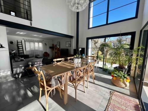 Photo de la galerie de l'établissement MAGNIFIQUE VILLA D’ARCHITECTE avec piscine, à Saint-Laurent-dʼAigouze