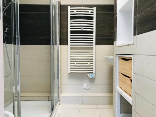 une salle de bain avec douche et lavabo dans l'établissement Studio 26 VAC Lumio, à Lumio