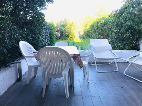 une table et des chaises assises sur une terrasse dans l'établissement Studio 26 VAC Lumio, à Lumio