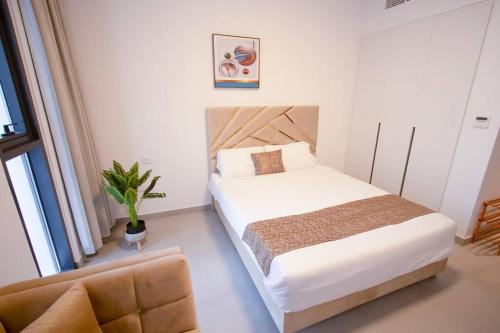 um quarto com uma cama e um sofá em 45 Mins drive to Dubai Marina and The Beach at JBR em Sharjah