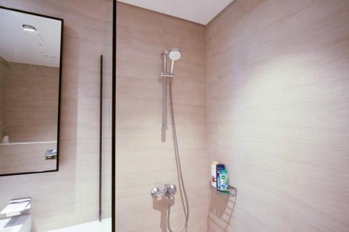 um chuveiro numa casa de banho com uma porta de vidro em 45 Mins drive to Dubai Marina and The Beach at JBR em Sharjah