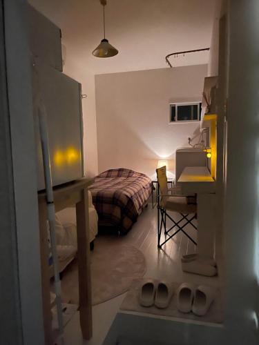a room with a bedroom with a desk and a bed at Kyodo's small room cottu - Vacation STAY 14595 in Tokyo