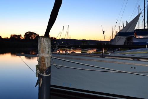 a boat docked in a marina at sunset at Fährhaus App 8 mit Seeblick in Ostseebad Sellin