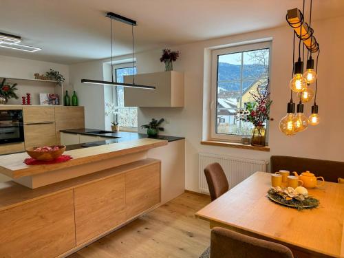 eine Küche mit einem Tisch und einem Esszimmer in der Unterkunft Apartment Neuwirthof - rustikaler Charme in Sankt Georgen ob Murau
