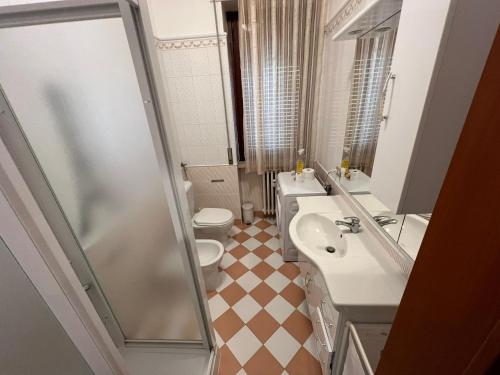 ヴェルバーニアにあるGiuseのバスルーム(洗面台2台、トイレ、シャワー付)
