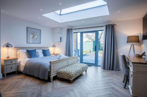 Schlafzimmer mit einem Bett, einem Schreibtisch und einem Fenster in der Unterkunft Suite 15 - Sleeping Giant Hotel - Pen Y Cae Inn in Brecon