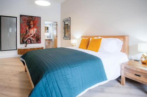 Un pat sau paturi într-o cameră la Suite 5 - Sleeping Giant Hotel - Pen Y Cae Inn