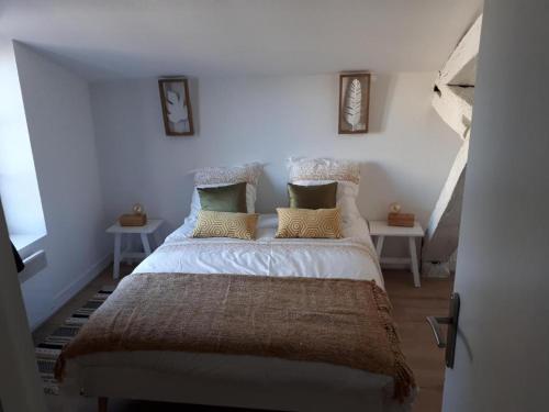 1 dormitorio con 1 cama con sábanas y almohadas blancas en ALEIDA, en La Rochelle
