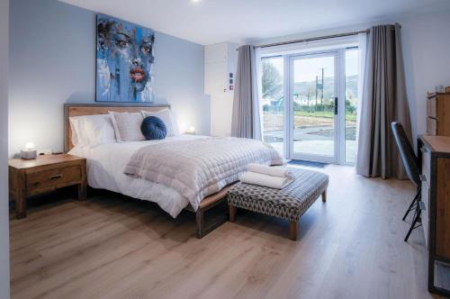Schlafzimmer mit einem Bett, einem Tisch und einem Fenster in der Unterkunft Suite 6 - Sleeping Giant Hotel - Pen Y Cae Inn in Brecon
