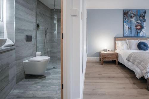 ein Schlafzimmer mit einer Dusche und einem Bett sowie ein Badezimmer in der Unterkunft Suite 6 - Sleeping Giant Hotel - Pen Y Cae Inn in Brecon