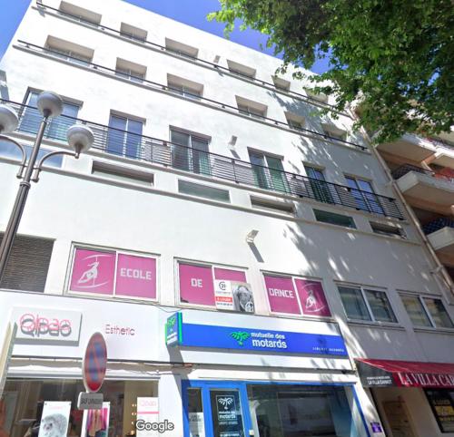 - un bâtiment blanc avec un balcon sur le côté dans l'établissement Studio douillet centre, à Cannes