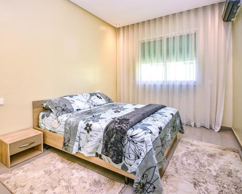 Postel nebo postele na pokoji v ubytování Cozy Central - Gym & Spa Srvcs