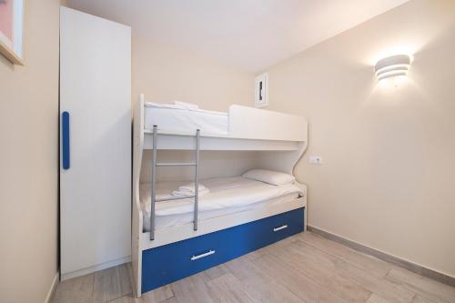 Cette petite chambre comprend 2 lits superposés. dans l'établissement White Sea by Seasidehomes, à Castelldefels