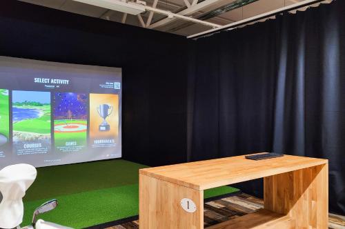 a stage with a table and a screen with a presentation at Luksushuvila Villa Marvik in Himos