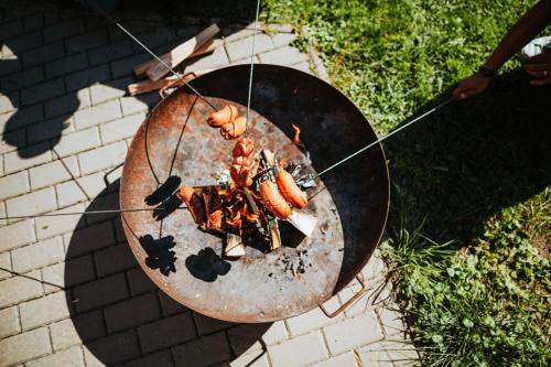 a grill with a bunch of hot dogs on it at Lichkovská chalupa in Lichkov