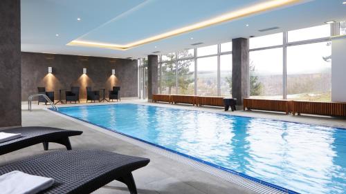 duży basen z dużym oknem w obiekcie OREA Resort Santon Brno w mieście Brno