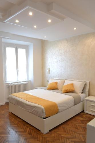a bedroom with a large bed in a room at La Casita in Castelfidardo