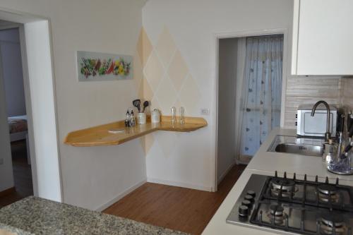 eine Küche mit einer Arbeitsplatte und einem Waschbecken in der Unterkunft La Casita in Castelfidardo