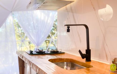 Η κουζίνα ή μικρή κουζίνα στο La Cupula, Hotel Bolha em Urubici, Sob o Encanto de um Domo Geodésico, Glamping
