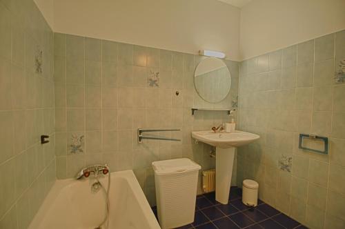 une salle de bain avec une baignoire et un lavabo et une baignoire dans l'établissement Appartement Les Crêtes Sanguinaires Ajaccio, à Ajaccio